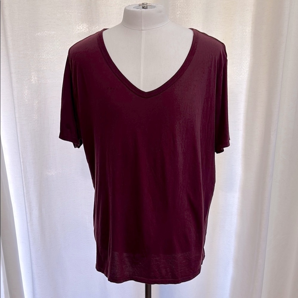 Women's Short Sleeve V-Neck T-Shirt - Ava & Viv Size 2X Burgundy